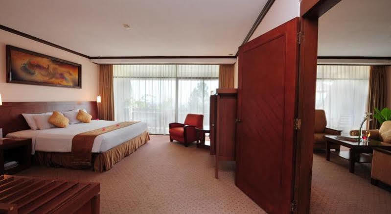 Patra Semarang Hotel&Convention Esterno foto